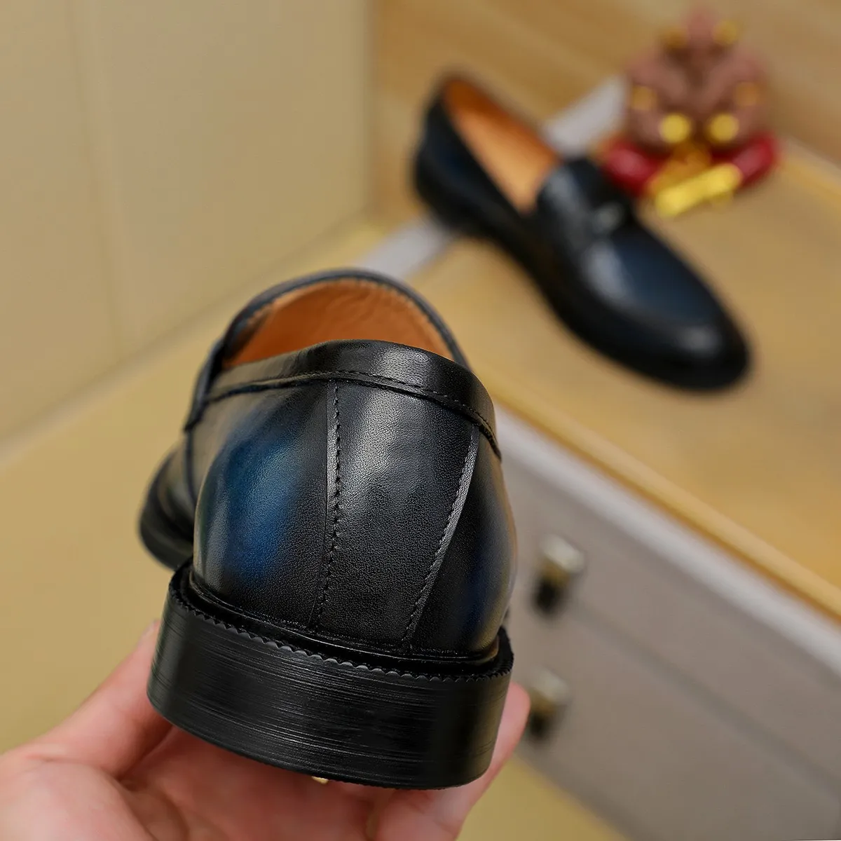 Men's shoes 💰460 💰💰Gucci official website men's business formal leather shoes update💥Hong Kong counters synchronize new styles💥completely one to one replica shipment👍zero difference in counter quality 0⃣️all made of imported first-layer cowhide on the outside with original hardware buckles➕water-dyed🐂leather lining production, color, code matching 39-44 (customized at 38.45.46)……